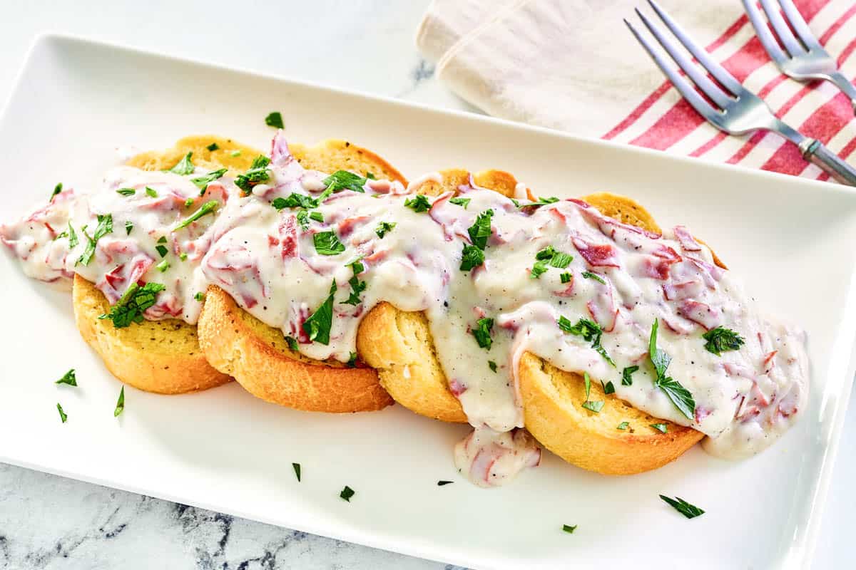 Creamed chipped beef over Texas toast on a platter.
