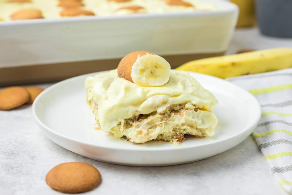 Banana pudding with sour cream dessert on a plate.